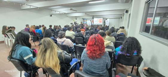 Orlando Oliveros presentación ante estudiantes de la Universidad Nacional de Asunción. Foto: Marilia Diaz.