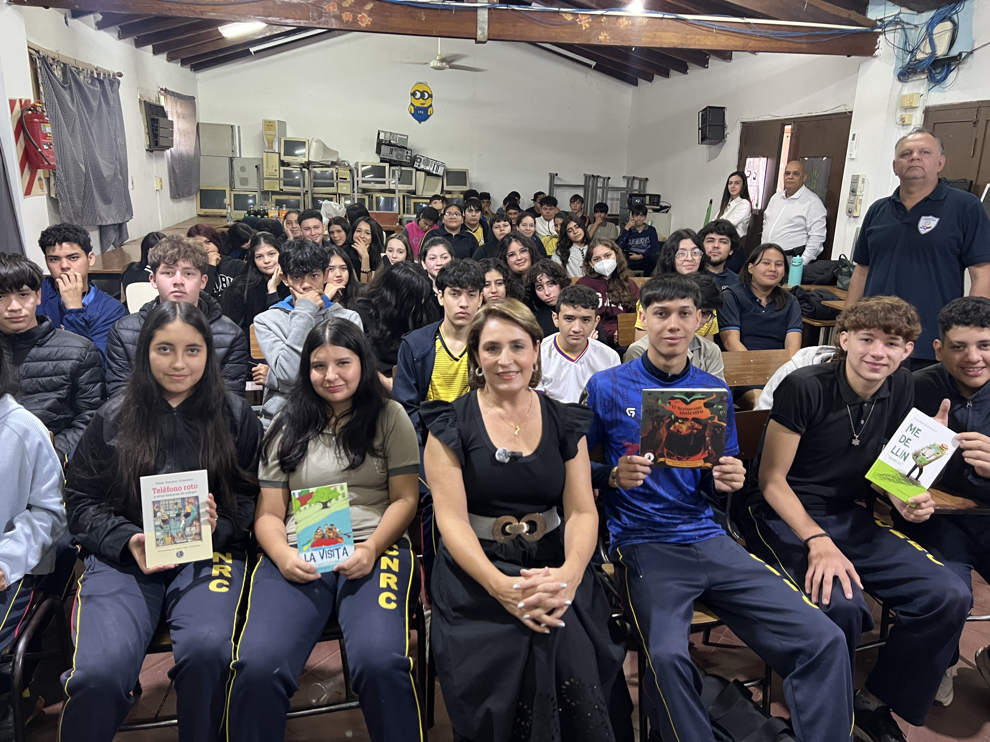 Presentación de la escritora colombiana Paula Ramírez en Paraguay