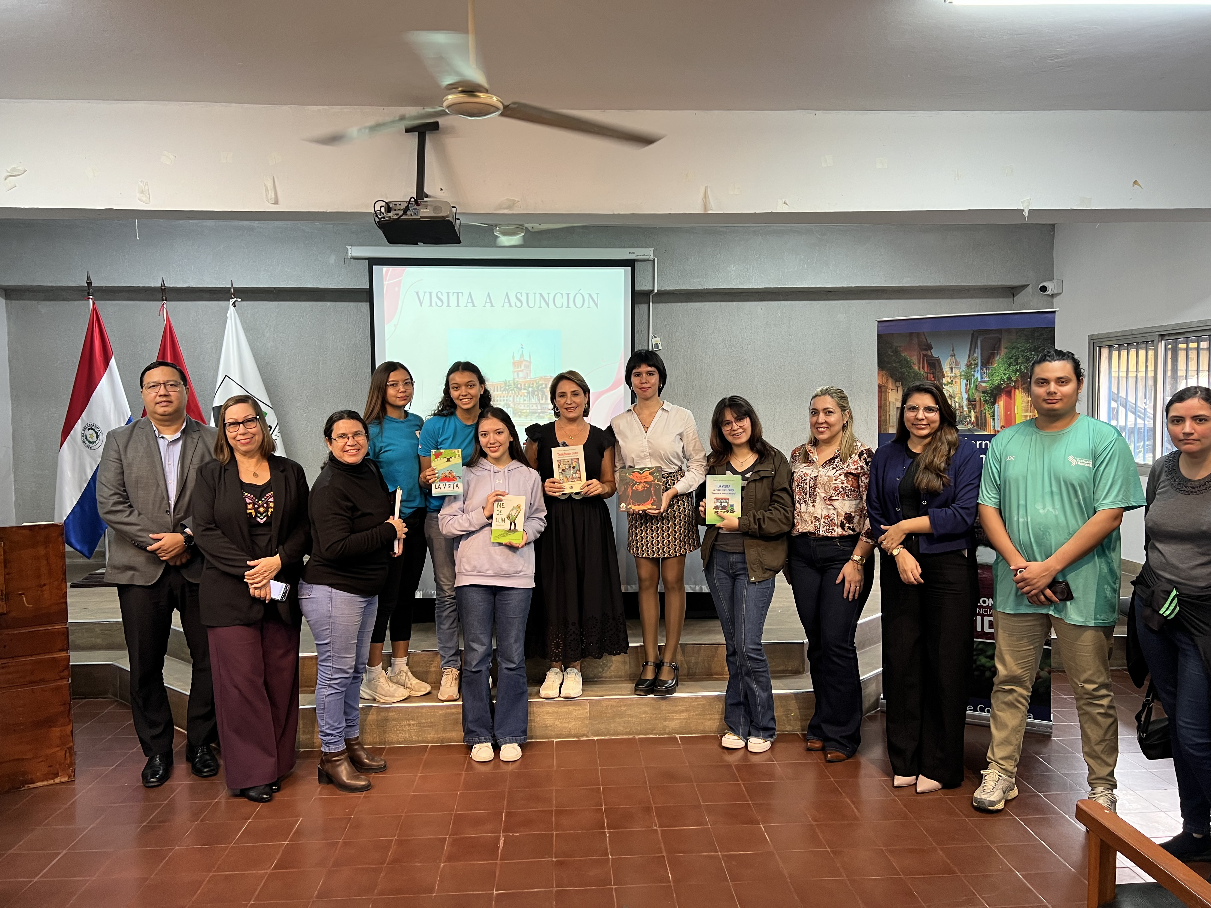 Presentación de la escritora colombiana Paula Ramírez en Paraguay 