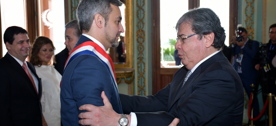 El Canciller Carlos Holmes Trujillo saludó al nuevo Presidente del Paraguay, Mario Abdo Benítez, luego de la ceremonia de investidura oficial