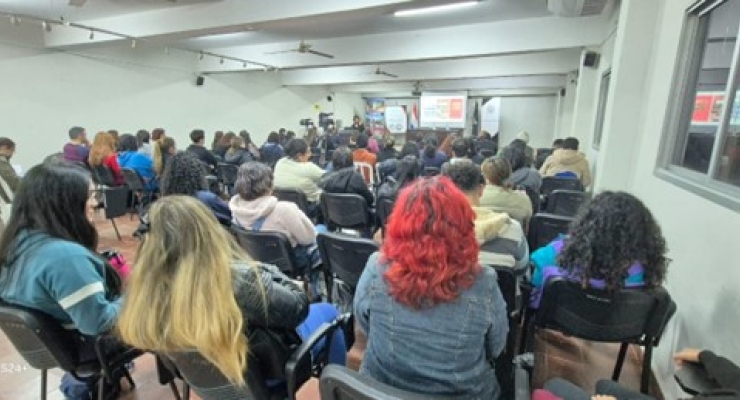 Orlando Oliveros presentación ante estudiantes de la Universidad Nacional de Asunción. Foto: Marilia Diaz.